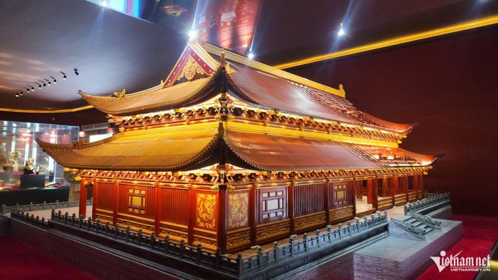 Nằm trên đỉnh núi Nùng, ở vị trí trung tâm của Khu Trung tâm Hoàng thành Thăng Long – Hà Nội, Điện Kính Thiên là công trình quan trọng bậc nhất trong hoàng cung xưa. Đây từng là nơi thiết triều của các vị Hoàng đế, nơi diễn ra những nghi lễ trọng đại của quốc gia, đón tiếp sứ thần các nước và quyết định những vấn đề liên quan đến vận mệnh đất nước.