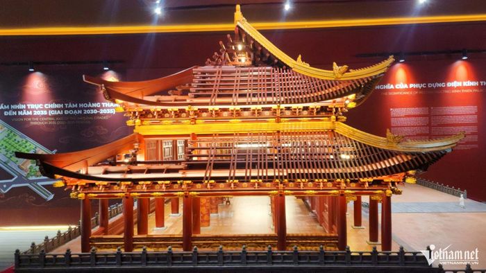 Theo 'Đại Việt sử ký toàn thư', ngay sau khi đánh bại quân Minh và giành lại độc lập cho đất nước, năm 1428 vua Lê Thái Tổ lên ngôi và quyết định tiếp tục chọn Thăng Long làm kinh đô. Trên nền các cung điện thời Lý và Trần, triều Lê cho xây dựng một chính điện mới mang tên Điện Kính Thiên, trở thành trung tâm của Hoàng cung.