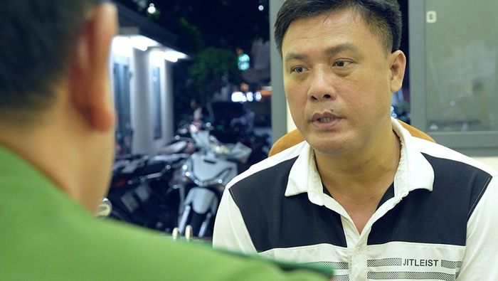 Công an lấy lời khai đối với Phạm Văn Hoành, đối tượng có vai trò cầm đầu. Ảnh: CA