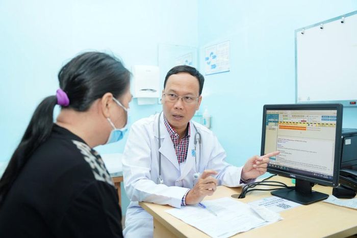 Bác sĩ Khang khám cho bệnh nhân. Ảnh: BVCC.