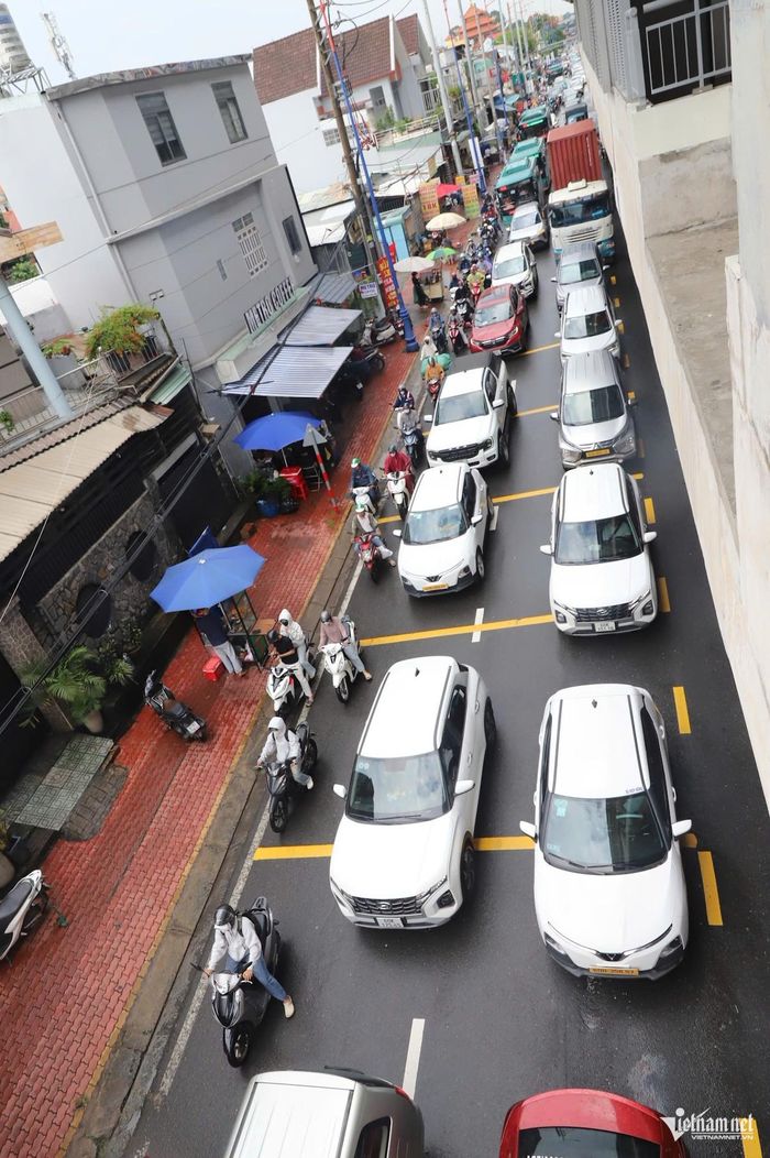 Khu vực đường song hành Xa lộ Hà Nội đoạn qua ga metro Khu Công Nghệ Cao, hàng dài ô tô cùng xe máy dồn ứ, nhích từng chút.