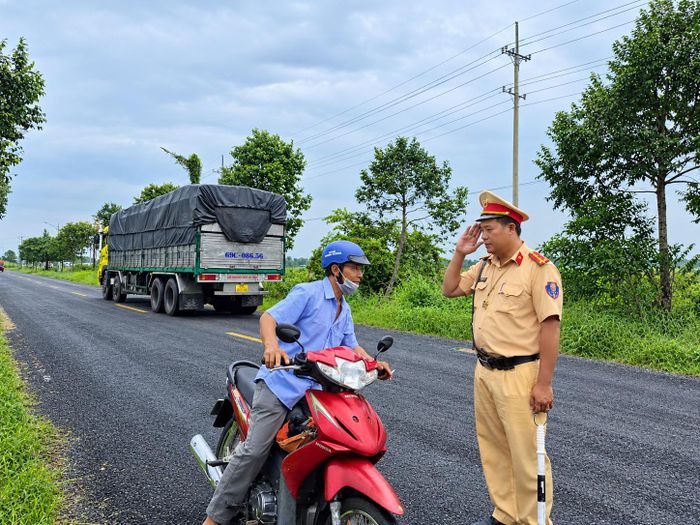 Bên cạnh công tác kiểm tra, CSGT cảnh báo người dân về đường hư hỏng. Ảnh: Ký Long