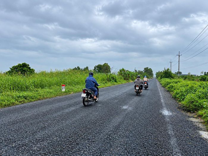 Tại những vị trí mặt đường hư hỏng nặng, đơn vị thi công đã xử lý nền, trải đá mi và đang chờ thời tiết thuận lợi để thảm bê tông nhựa. Ảnh: Ký Long