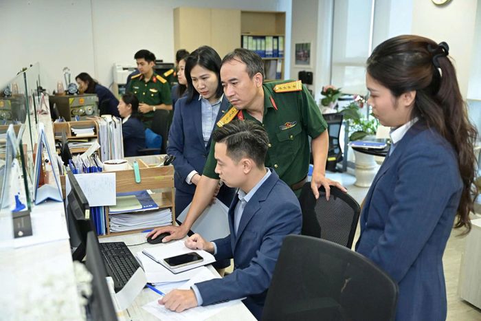 Đoàn trực tiếp tới tham quan và kiểm tra tại Khối Hành chính về công tác cải cách thủ tục hành chính. Ảnh: MB