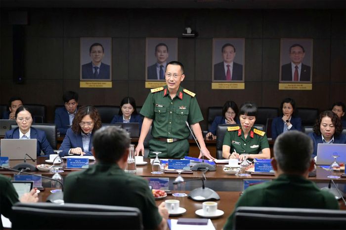 Thượng tá Vũ Thành Trung chia sẻ những kết quả và cách làm của MB trong hành trình cải cách hành chính, chuyển đổi số từ năm 2017 đến nay. Ảnh: MB