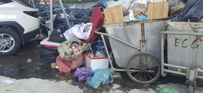 Nước thải, rác thải tiềm ẩn ô nhiễm, gây mùi khó chịu.