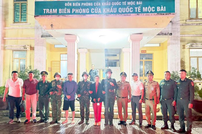 Đối tượng Nguyễn Thu Phương được bàn giao tại Cửa khẩu Quốc tế Mộc Bài. Ảnh: CACC