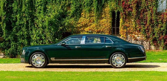 Chiếc Mulsanne có chiều dài cơ sở được kéo dài, tạo thêm không gian ở hàng ghế sau. 