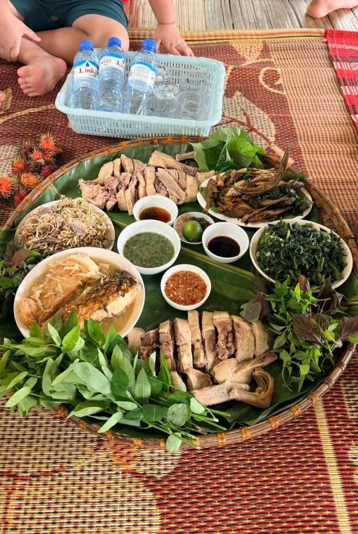 Chị Tươi phục vụ du khách mâm cơm dân dã với những món ăn truyền thống bản địa. Ảnh: Hoàng Tươi/Homestay Mỏ Nước Cát Sỏi