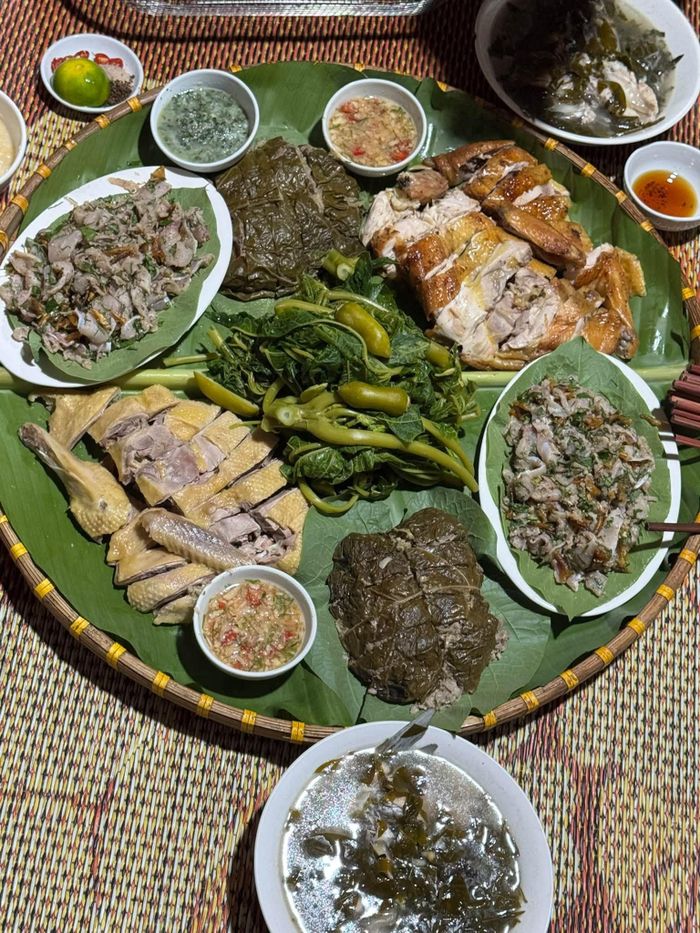 Anh Tuyền (đeo kính) trải nghiệm bữa ăn bản địa ở vùng đất Lâm Thượng (tỉnh Lào Cai). Ảnh: Tuyền Nguyễn