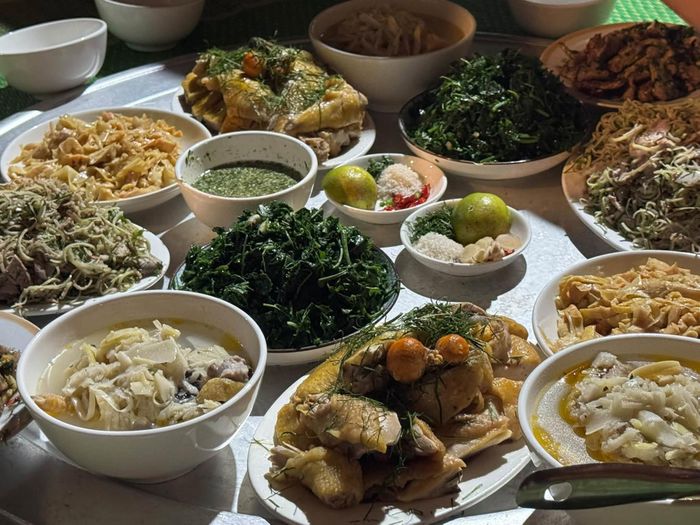 Mâm cơm đãi khách ở Lâm Thượng với nhiều món ngon lạ miệng như rau sachi, măng mai, cá bỗng... khiến anh Tuyền thích thú, muốn quay trở lại để khám phá thêm. Ảnh: Tuyền Nguyễn