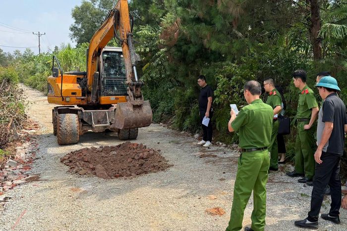 Lực lượng công an xác định khối lượng chất thải rắn thông thường. Ảnh: Công an tỉnh Lạng Sơn