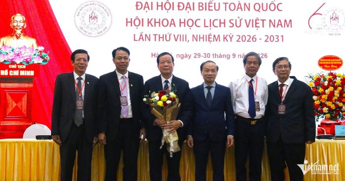 Ông Phạm Tất Thắng, Phó Bí thư chuyên trách Đảng ủy Mặt trận Tổ quốc, các đoàn thể Trung ương tặng hoa chúc mừng tân chủ tịch và 4 phó chủ tịch của Hội Khoa học Lịch sử Việt Nam. Ảnh: Thanh Hùng.