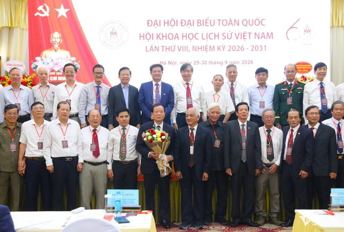 GS.TS Nguyễn Văn Kim, tân Chủ tịch Hội Khoa học Lịch sử Việt Nam cùng các đại biểu tham dự đại hội. Ảnh: Thanh Hùng.