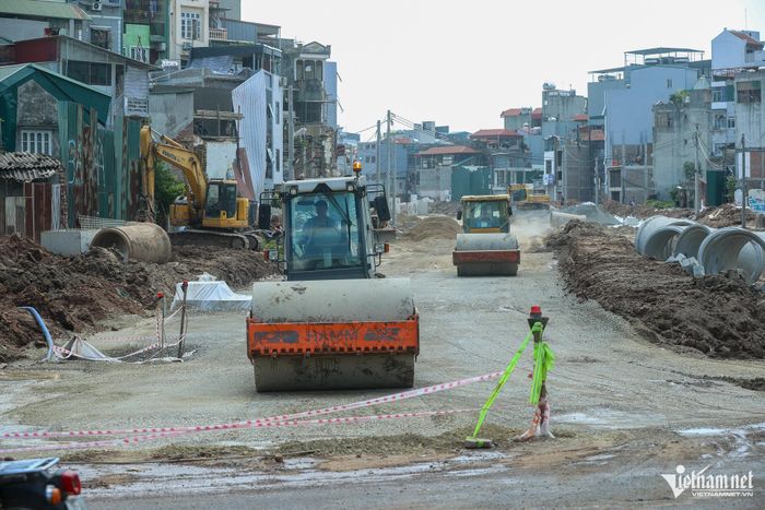 Vành đai 2.5 đoạn qua đường Nguyễn Trãi, bất kể nắng mưa, đơn vị thi công vẫn làm 3 ca 4 kíp để kịp thông xe kỹ thuật dự kiến vào ngày 10/10 năm nay.