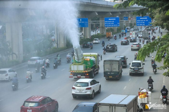 Oi, nóng kèm với độ ẩm trong không khí chỉ đạt 40-45%. Cơ quan chức năng đã triển khai xe phu sương dập bụi làm nhiệm vụ.