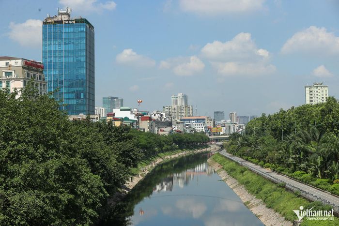 10h sáng 30/9, bầu trời nhiều mây. Nhiệt độ ngoài trời khoảng 35 độ C.