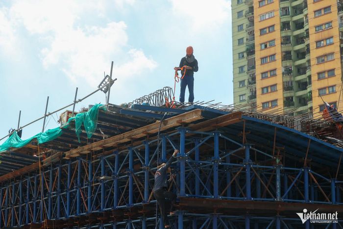 Tại công trường xây dựng vành đai 1 Xã Đàn - Voi Phục (đoạn cầu vượt Nguyễn Chí Thanh), công nhân vẫn miệt mài chạy đua với thời gian để đưa công trình sớm đi vào thông xe toàn tuyến.