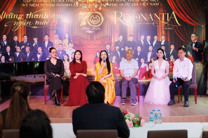 Các nghệ sĩ tại gặp gỡ báo chí.
