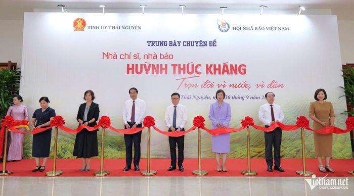 Các đại biểu cắt băng khai mạc và tham quan trưng bày chuyên đề “Nhà chí sĩ, nhà báo Huỳnh Thúc Kháng - Trọn đời vì nước, vì dân”. Ảnh: Đ. Sơn