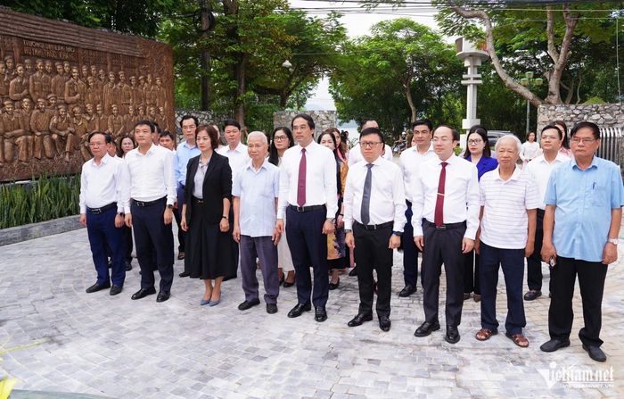 Các đại biểu đã dâng hương tưởng nhớ nhà chí sĩ yêu nước, nhà báo Huỳnh Thúc Kháng tại Di tích lịch sử quốc gia Địa điểm Trường dạy làm báo Huỳnh Thúc Kháng, xã Đại Phúc, tỉnh Thái Nguyên. Ảnh: Đ. Sơn