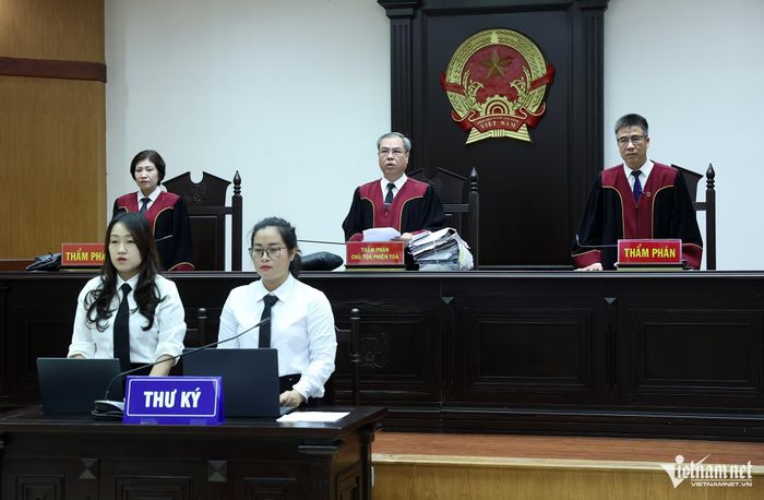 HĐXX cấp phúc thẩm xem xét kháng cáo của cựu Bộ trưởng Nguyễn Thị Kim Tiến và những người liên quan. Ảnh: Phạm Hải