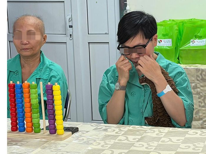 Con trai chị T. đưa chú tê tê nhồi bông - món đồ yêu thích của mình cho mẹ mang theo vào bệnh viện để mẹ hít hà hơi con, thêm tinh thần chuẩn bị cho ca phẫu thuật sắp diễn ra. Ảnh: Thanh Huyền