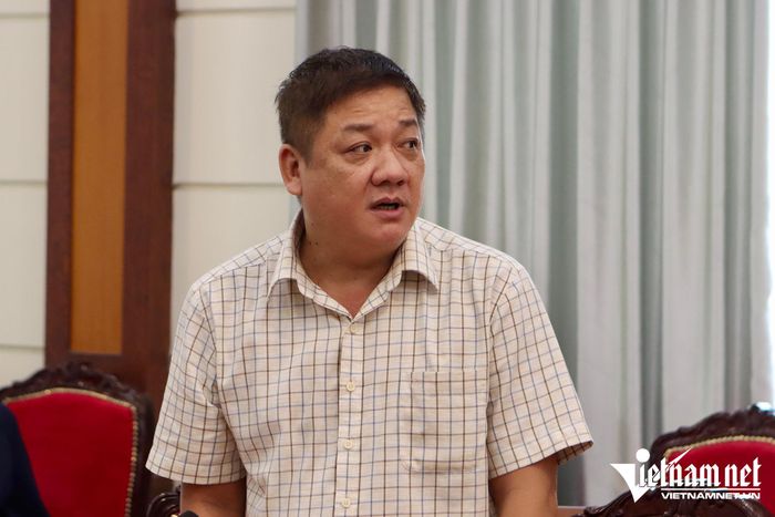 Bà Phan Thị Diễm, đại diện UBND phường Tân Tạo và ông Nguyễn Phương Phi, đại diện phường Bến Thành.