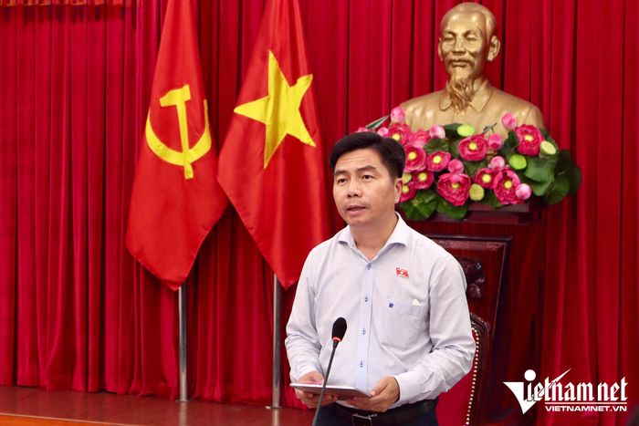 Phó Trưởng Đoàn ĐBQH TPHCM Võ Hoàng Ngân chủ trì hội nghị.