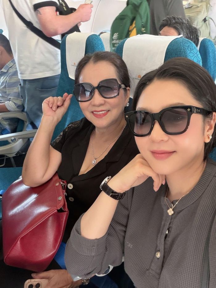 Ca sĩ Hà Thanh Xuân đưa mẹ đi Cam Ranh, Khánh Hòa.