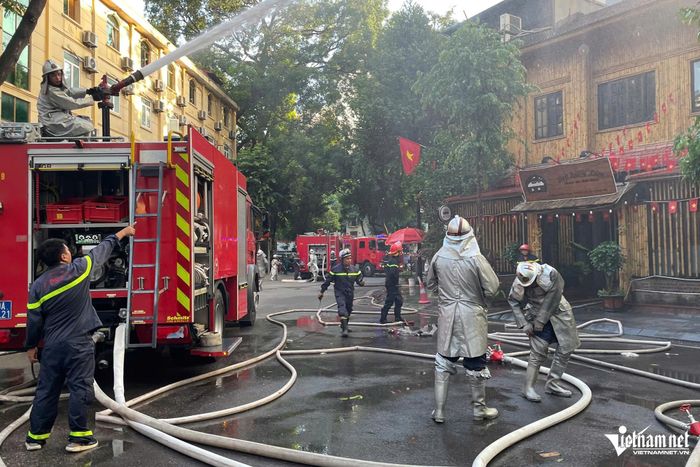 Cảnh sát triển khai chữa cháy. Ảnh: Đình Hiếu
