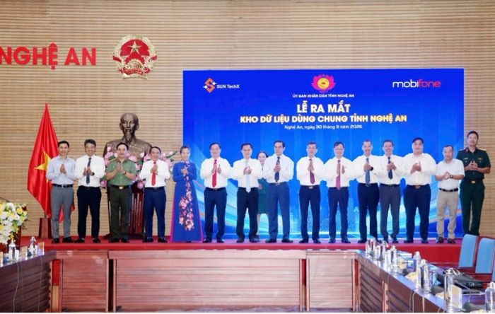 Các đại biểu chụp hình lưu niệm.