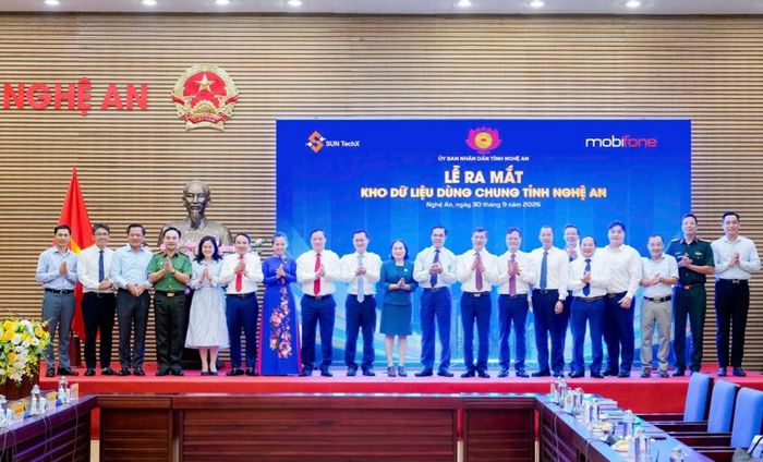 Đại diện lãnh đạo Tỉnh và doanh nghiệp chúc mừng.