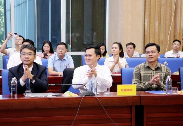 Các đại biểu tham dự buổi lễ.