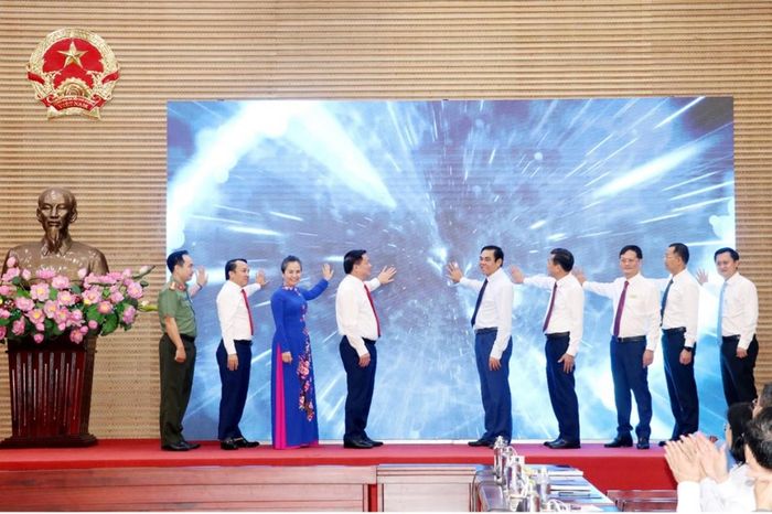 Các đại biểu ấn nút vận hành thử nghiệm Kho dữ liệu dùng chung và Nền tảng phân tích, điều hành tỉnh.