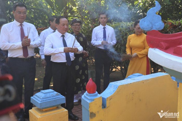Các lãnh đạo Trung ương và TP. Đà Nẵng viếng mộ thân sinh cụ Huỳnh Thúc Kháng