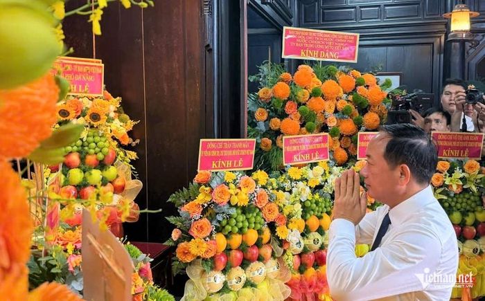Trưởng ban Tuyên giáo Trung ương Trịnh Văn Quyết dâng hoa tại Nhà lưu niệm Huỳnh Thúc Kháng