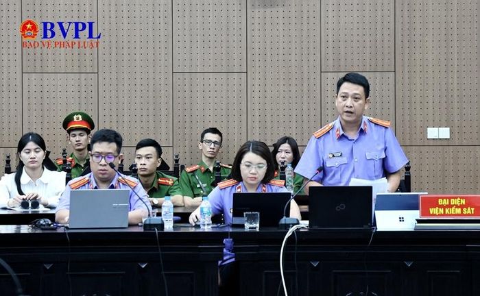  Đại diện VKSND TP Hà Nội thực hành quyền công tố và kiểm sát xét xử tại phiên tòa tham gia xét hỏi.