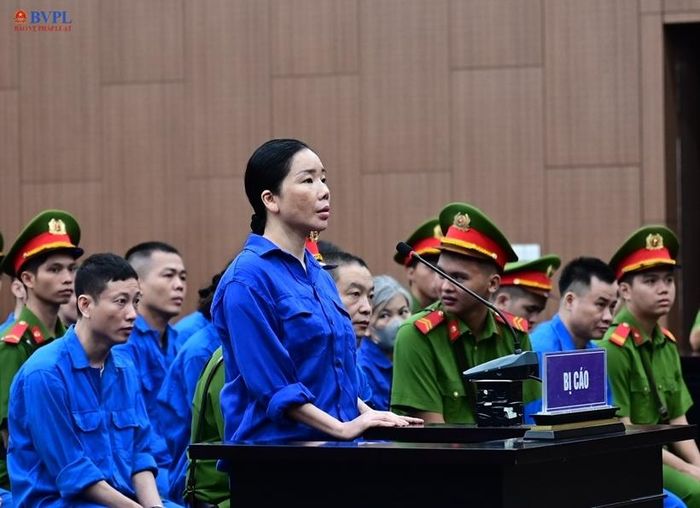  Bị cáo Nguyễn Thị Mai Anh trước bục khai báo.
