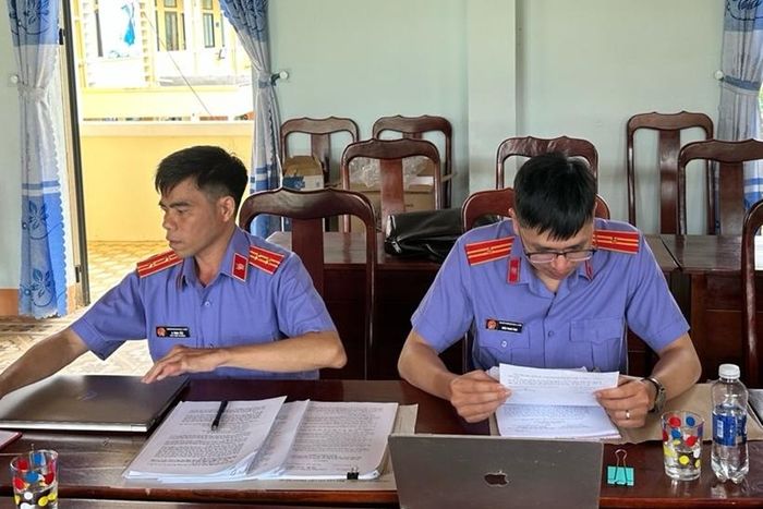Đoàn kiểm sát kiểm tra, nghiên cứu hồ sơ, tài liệu trong quá trình trực tiếp kiểm sát.