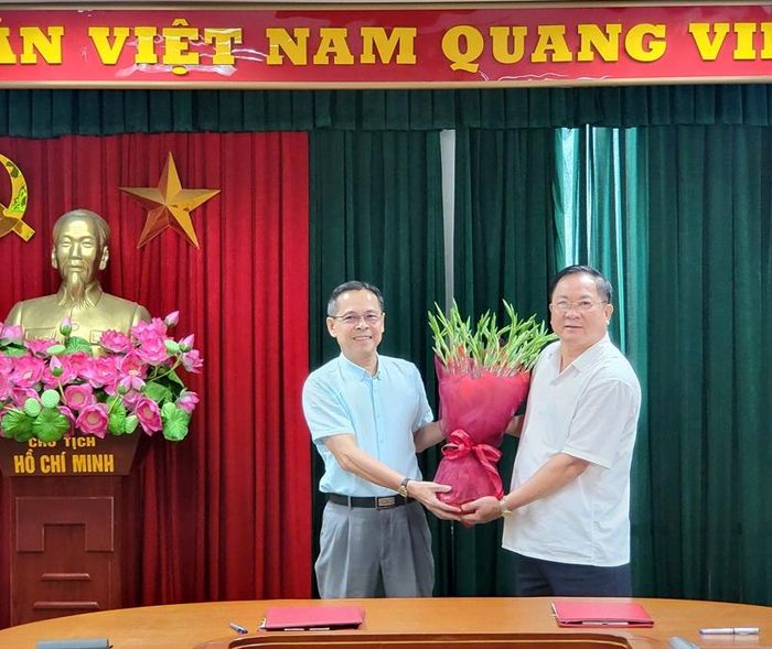 Ông Lê Thanh Hải (bên trái) tặng hoa chúc mừng Đại tá Trần Đức Đông, Chánh Văn phòng Thường trực Ban Chỉ đạo 389 quốc gia. Ảnh: BCĐ 389 quốc gia
