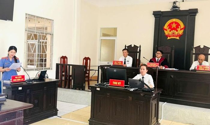  Kiểm sát viên xem xét tình tiết tăng nặng giảm nhẹ trước khi đề nghị mức án.