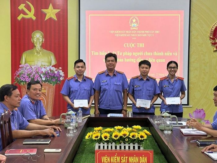 Đồng chí Lâm Minh Duy, Viện trưởng VKSND khu vực 5, TP Cần Thơ trao giải cho các cá nhân đạt thành tích cao.