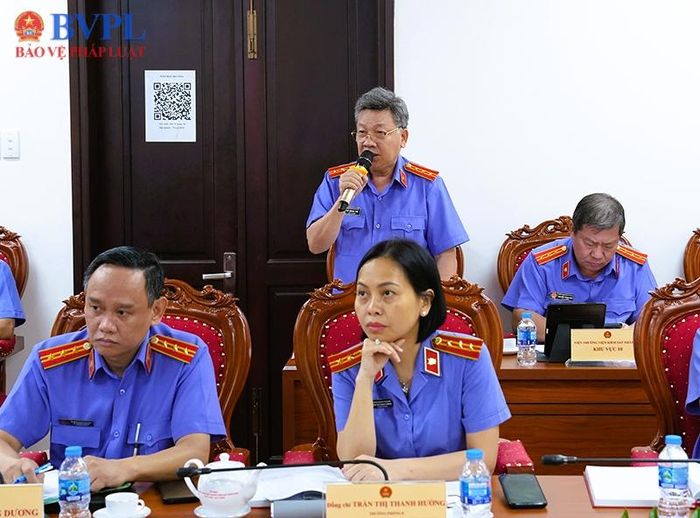  Các đại biểu tham luận tại hội nghị.