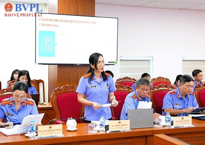  Đồng chí Đồng Thị Hiền - Chánh Văn phòng VKSND thành phố báo cáo tóm tắt kết quả công tác 9 tháng năm 2026.