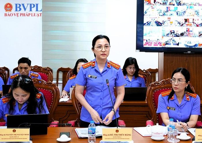  Các đại biểu tham luận tại hội nghị.