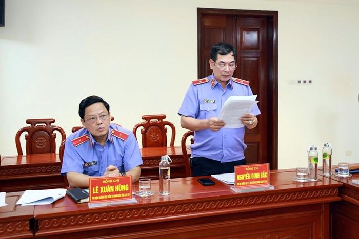 Đồng chí Nguyễn Đình Bắc, Phó Vụ trưởng Vụ 12, Phó trưởng đoàn thông qua dự thảo kết luận.