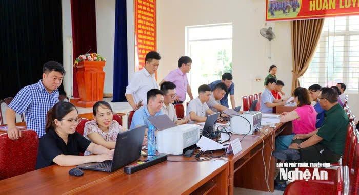 Cán bộ công chức tập huấn về chuyển đổi số hóa hồ sơ cán bộ. Ảnh: Nguyễn Hải