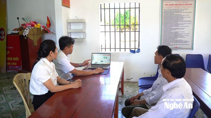 Cán bộ Tổ số hóa hồ sơ đảng viên phường Vinh Lộc rà soát thông tin sau khi quét tài liệu. Ảnh: Nguyên Nguyên