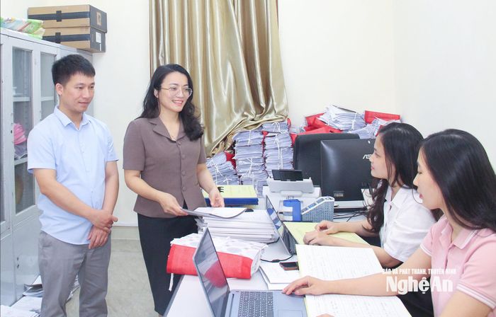 Lãnh đạo Sở Tư pháp động viên cán bộ thực hiện nhiệm vụ số hóa hồ sơ của ngành. Ảnh: Mai Hoa